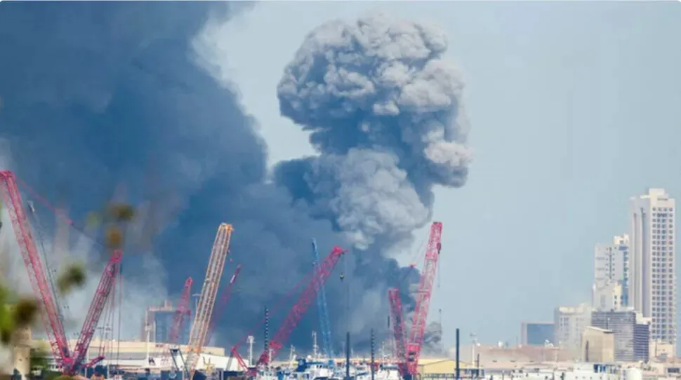 Black smoke rises from the US Navy’s 5th Fleet headquarters in Bahrain on Feb. 28, 2026, the first day of the Iran war. (Reuters/Yonhap)