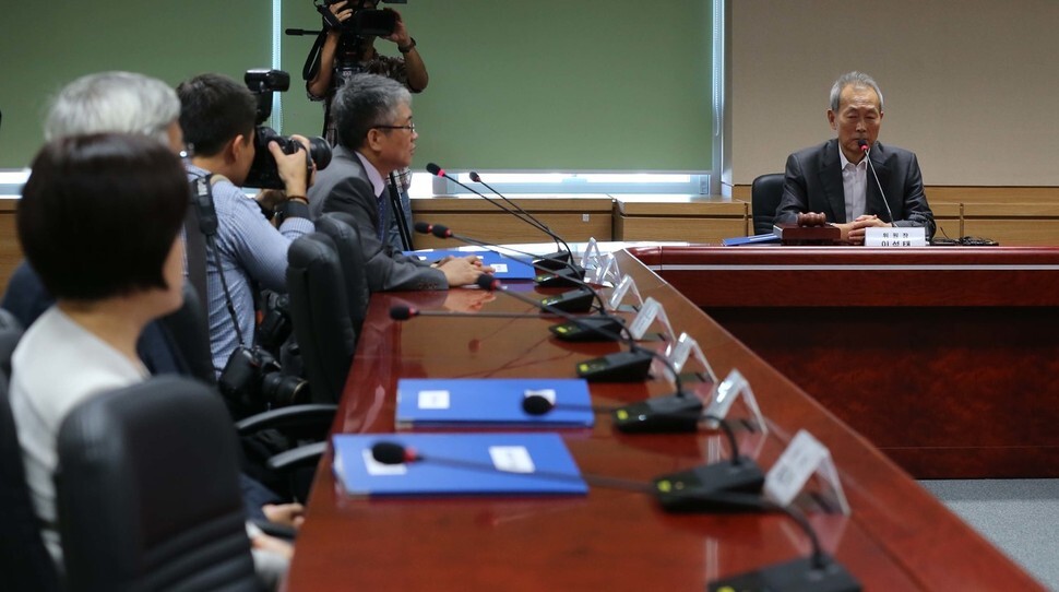 Sewol Special Investigative Commission chairperson Lee Seok-tae speaks before the start of a closed-door meeting at the Commission‘s office in central Seoul