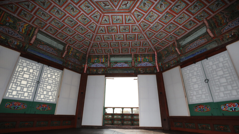 The interior of Hyangwonjeong Pavilion, a favorite resting spot of Joseon kings and queens, has been opened up after three years of restoration. (Kim Hye-yun/The Hankyoreh)