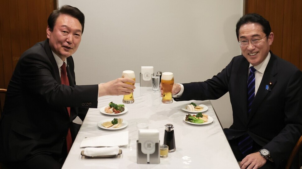 President Yoon Suk-yeol of South Korea toasts a glass of beer with Prime Minister Fumio Kishida of Japan at a dinner on March 16 following their summit in Tokyo. (Yonhap)
