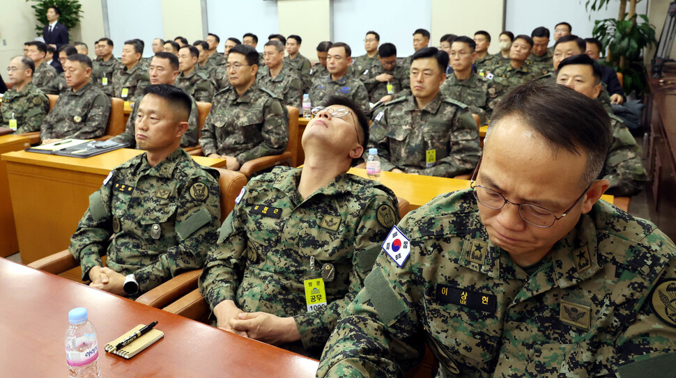 윤석열 대통령의 12·3 내란사태 때 불법적으로 병력을 동원했던 이상현 특전사 1공수여단장(앞줄 오른쪽부터), 김정근 3공수여단장, 안무성 9공수여단장 등이 2024년 12월10일 오후 국회 국방위원회 현안질의 도중 곽종근 특수전사령관 등에 대한 질타가 이어지자 침통한 표정을 짓고 있다. 한겨레 김경호 선임기자