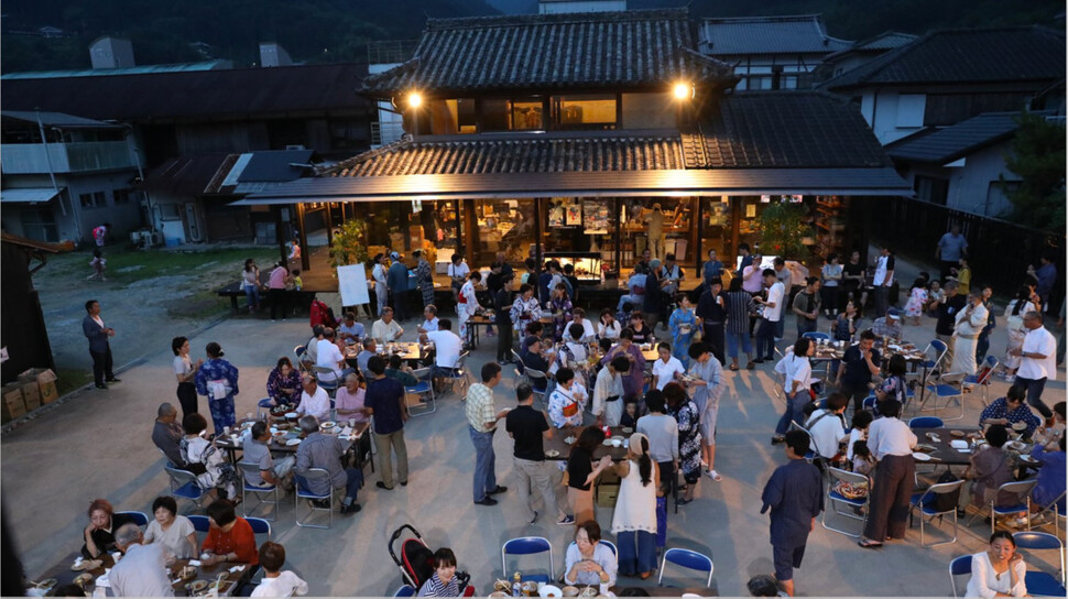 2019년 7월5일 가미야마 입주기업 엔가와의 위성사무실 앞마당에서 열린 다나바타(칠월칠석) 축제에서 주민들이 즐거운 시간을 보내고 있다. 코로나 사태로 2년 동안 중단됐던 이 축제는 이달 중에 다시 열릴 예정이다. 엔가와 제공