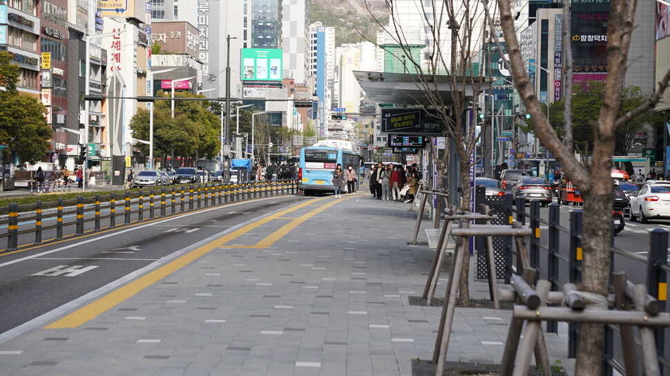 지난 4일 오후 부산진구 서면 롯데백화점 앞 비알티(BRT) 정류소에 햇볕을 피하려는 승객들이 모여 있다. 햇볕이 내리쬐는 곳은 텅 비어 있다. 김광수 기자