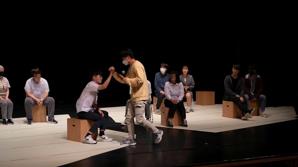지난해 9월 서울 광화문아트홀에서 펼쳐진 고립청년 치유연극. 행복공장 제공