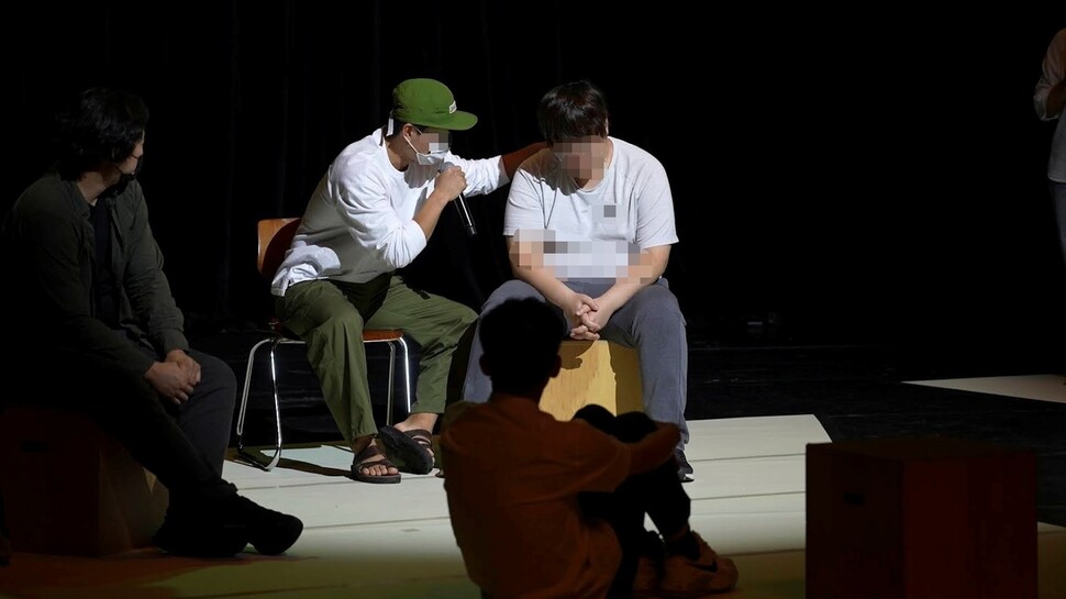 지난해 9월 서울 광화문아트홀에서 펼쳐진 고립청년 치유연극. 행복공장 제공