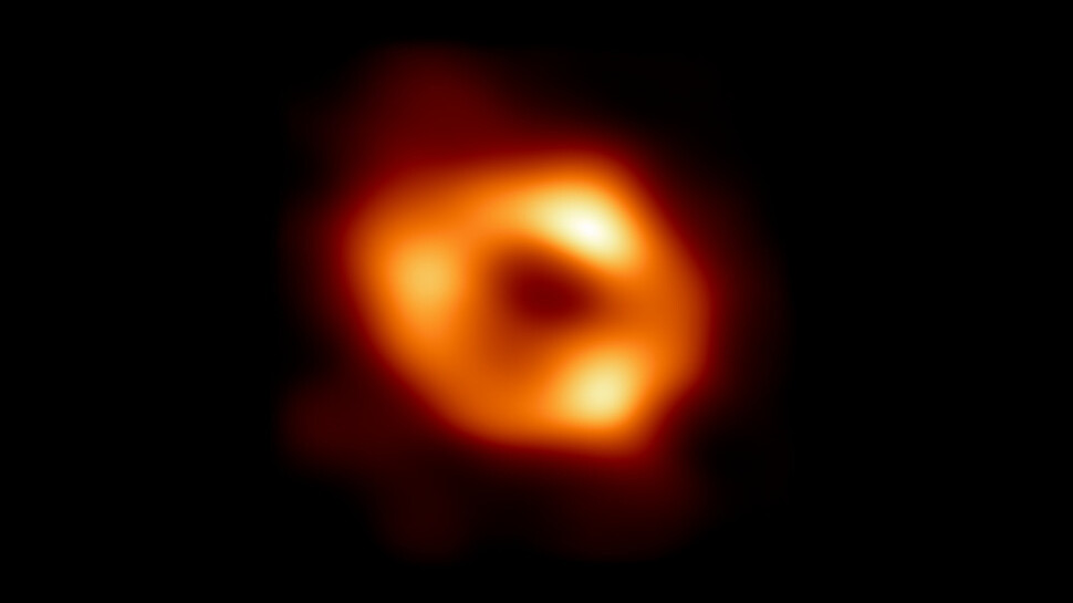 국제블랙홀연구협력집단인 ‘사건지평선망원경’(EHT) 연구팀이 우리은하 중심에 있는 초대질량 블랙홀 ‘궁수자리 A’ 영상을 처음 획득했다. EHT 제공