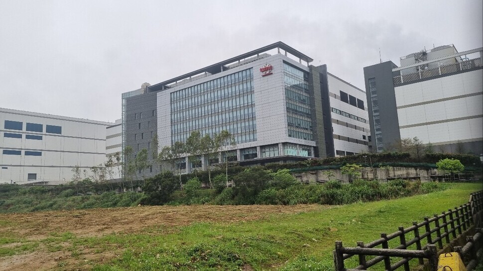 TSMC’s semiconductor treatment facility in Longtan Science Park in Taiwan, pictured on March 30. TSMC has plans to build a 1-nanometer process fab in the vicinity of this facility. (Choi Hyun-june/The Hankyoreh)