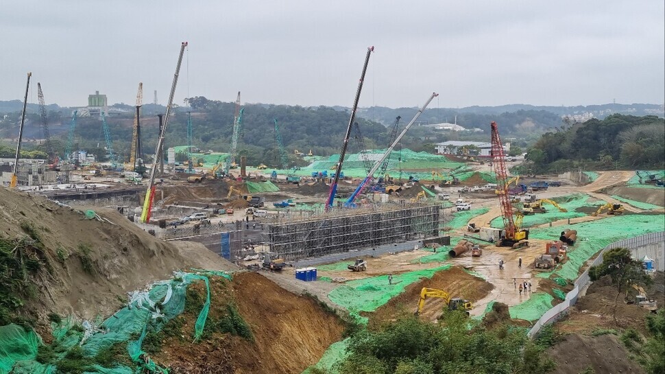 Cranes loom over the construction site for TSMC’s new 2nm chip production factory on the southern edge of Hsinchu Science Park in Taiwan on March 30. (Choi Hyun-june/The Hankyoreh)