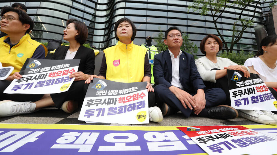 Lee Jeong-mi, leader of the Justice Party, takes part in a sit-in outside the Japanese Embassy in Seoul on June 26 after announcing she was going on hunger strike. (Kim Jung-hyo/The Hankyoreh)