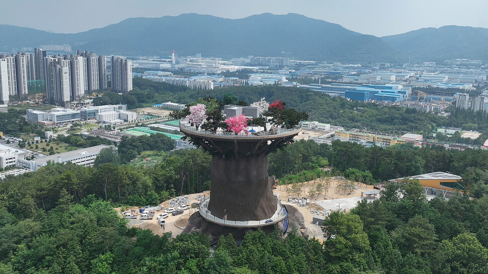 경남 창원시 성산구 대상공원에 세워진 빅트리. 흉물스럽다는 비판이 이어지면서 2025년 10월1일 예정됐던 정식 개관이 취소됐다. 창원시 제공