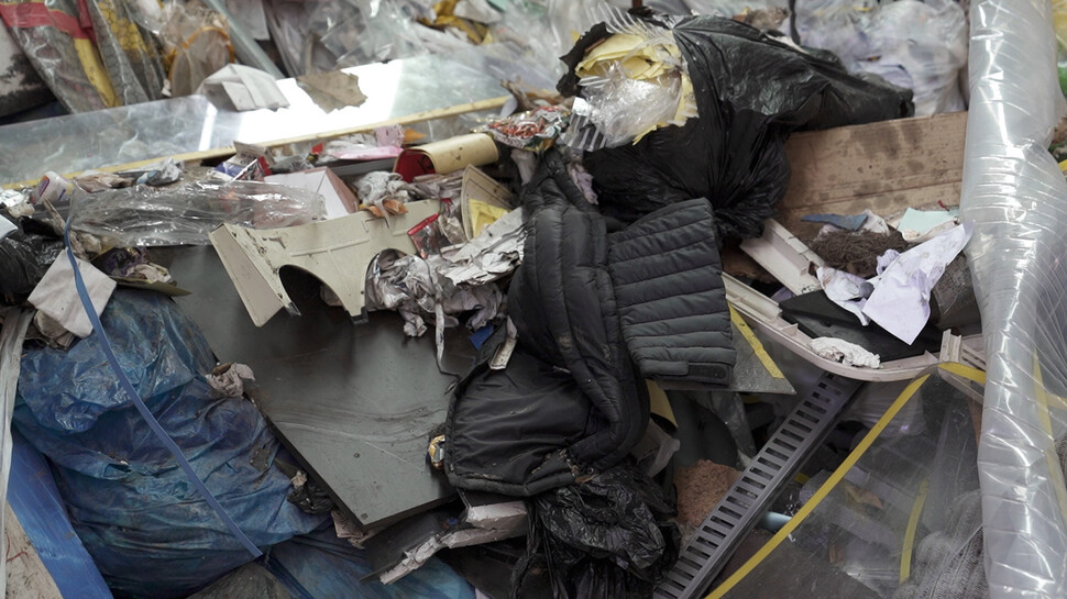 2024년 11월20일 경기도 평택시의 한 소각장에 태워질 옷들이 놓여 있다. 해당 소각장에서 삼성물산 패션 부문의 주요 브랜드 재고 의류가 소각되는 것으로 추정된다. 한겨레 자료사진