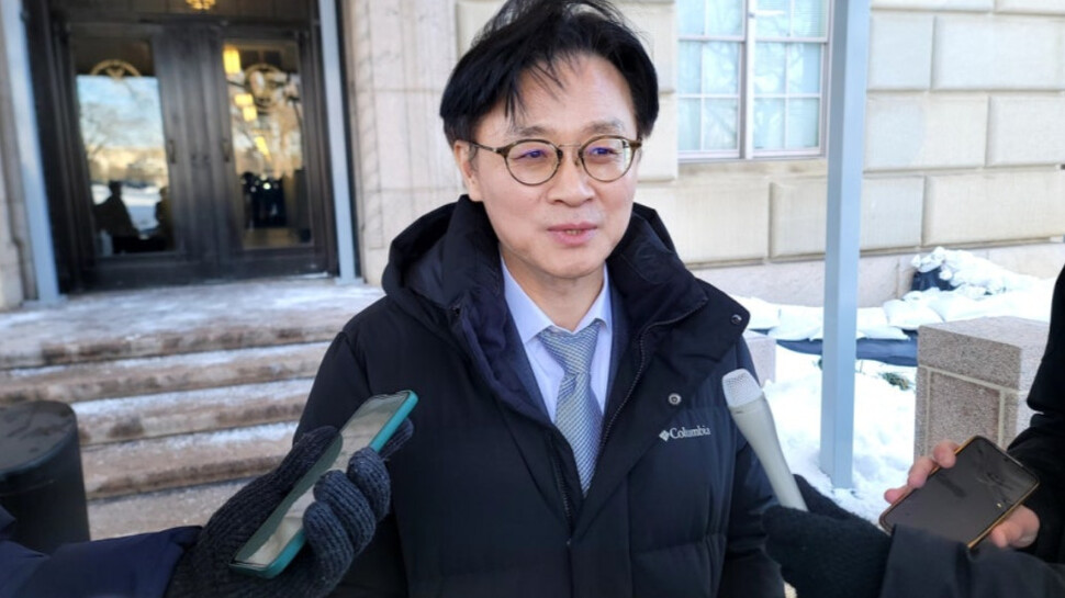 도널드 트럼프 미국 대통령의 한국 관세 재인상 위협에 대응하기 위해 미국을 방문한 김정관 산업통상부 장관이 30일(현지시각) 하워드 러트닉 미 상무장관과 이틀째 논의를 한 뒤 미 워싱턴 상무부 청사 앞에서 기자 질문에 답하고 있다. 연합뉴스