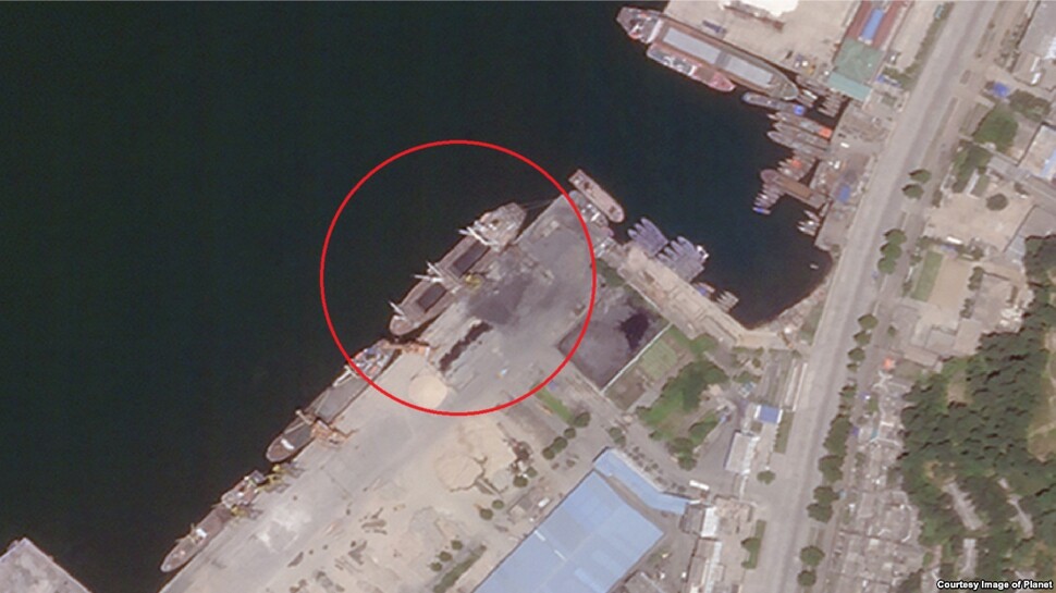 A satellite image of North Korea’s Port of Wonsan in Kangwon Province taken on July 16. A vessel is docked next to a crane for moving coal. (Yonhap News)