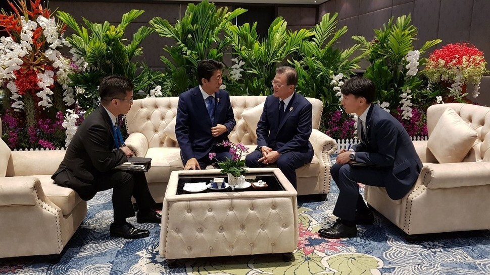 South Korean President Moon Jae-in and Japanese Prime Minister Shinzo Abe meeting during the ASEAN Plus Three summit in Bangkok on Nov. 4. (Blue House)