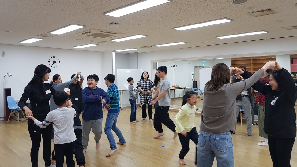 인천 부평구문화재단에서 진행하는 ‘연극으로 하는 비폭력대화’에 참가한 초등학생과 부모들. 부평구문화재단 제공