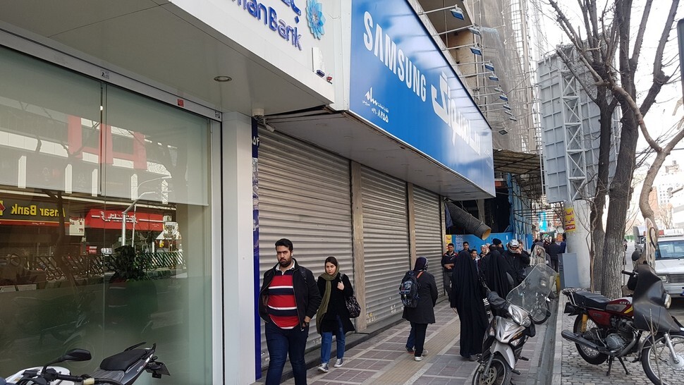 Caption: Shops lining Valisar Street in Tehran, Iran, are shutting down due to a lack of supplies. (photos by Park Min-hee, senior staff reporter)