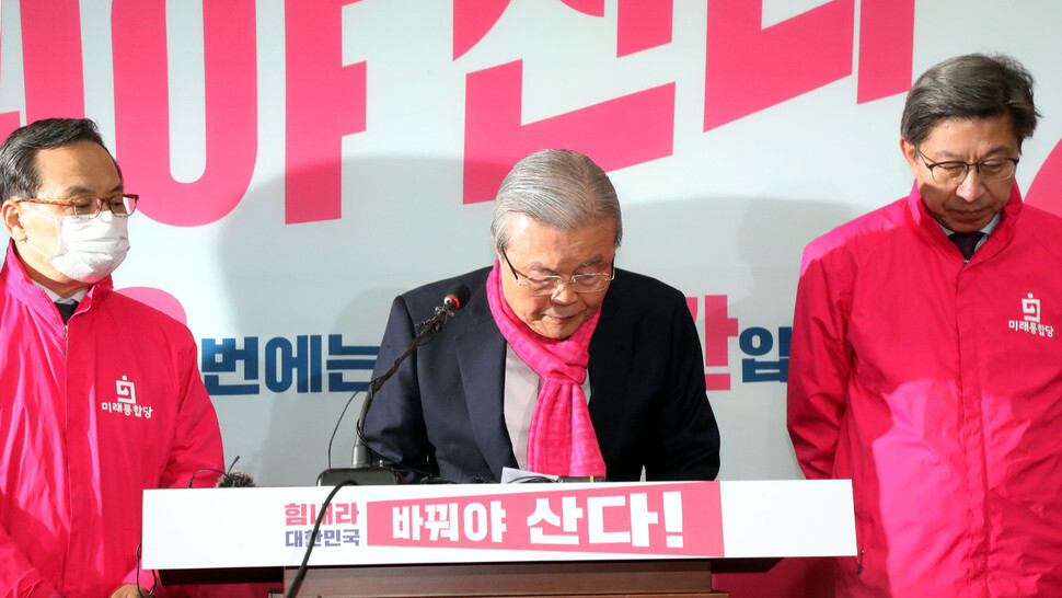 Kim Jong-in, chair of the United Future Party (UFP)’s election countermeasures committee, apologizes for careless comments made by fellow party members at the National Assembly on Apr. 9. (Kim Gyoung-ho, staff photographer)