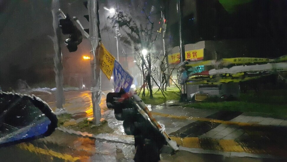 A traffic light in Busan’s Yeongdong District collapses from fierce winds at around 2:40 am on Sept. 7 as Typhoon Haishen swept over the city. (provided by the Busan Metropolitan Police Agency)
