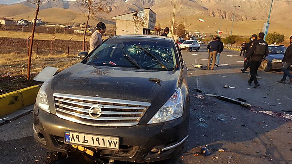 2020년 11월27일, 이란 수도 테헤란 외곽의 한 도로에서 이란 핵프로그램을 이끈 과학자 모흐센 파흐리자데가 승용차를 타고 가다가 암살범들의 무차별 총격으로 숨진 현장에 부서진 차량 잔해가 어지럽게 널려 있다. AFP 연합뉴스