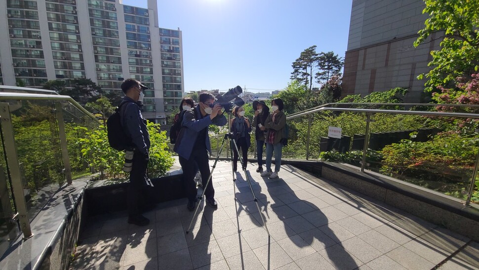 지난 5월9일 아침 7시 서울 강북구 삼양로의 한 고층 아파트에 아파트탐조단 회원 10명이 모여 약 2시간 동안 탐조를 했다. 박임자씨 제공