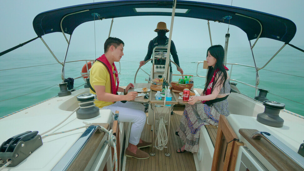 A still from the Korean Netflix original dating program “Single’s Inferno” (provided by Netflix)