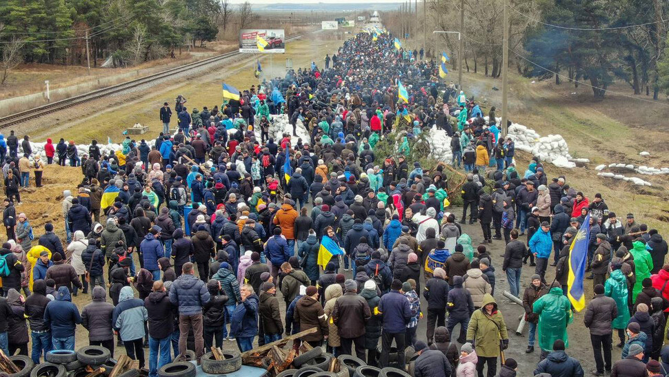 비무장한 우크라이나 시민 수천 명이 3월2일 러시아군의 진입을 막고 자포리자 원자력발전소를 지키려고 도로를 가득 메우고 있다.