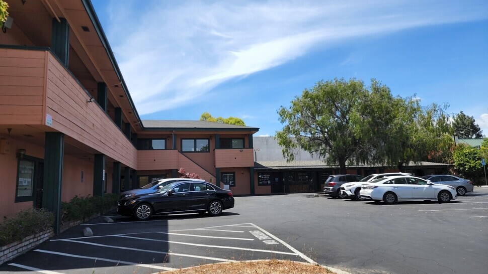 This building in Cupertino, California, houses a college admission consulting agency run by a Chinese individual. Han Dong-hoon’s sister-in-law, a 49-year-old surnamed Jin, registered the same building as the address of her own university admissions consulting agency in a list of Korean-run businesses. (Kim Ji-eun/The Hankyoreh)