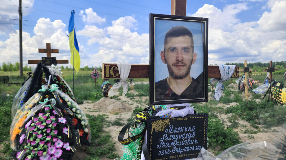 18일(현지시각) 낮 우크라이나 부차의 한 공동묘지에 전사한 군인들이 묻혀있다. 부차/김혜윤 기자 unique@hani.co.kr