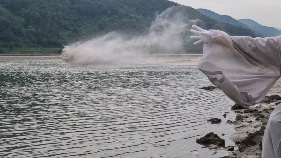 물로 흙으로 공으로 돌아가는 연관 스님의 유해. 사진 이원규 시인 제공