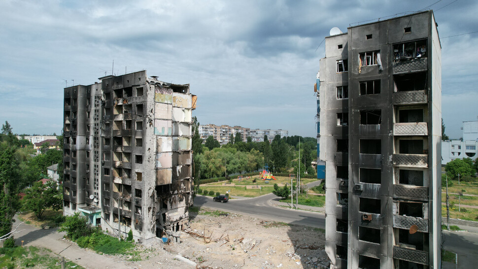 우크라이나 보르댠카 시내의 한 주상복합건물이 러시아군의 폭격으로 두 동강 나 있다. 시민들이 주거하는 아파트에 약국, 세무서 등 상업시설이 함께 있던 곳이다. 보르댠카/김혜윤 기자