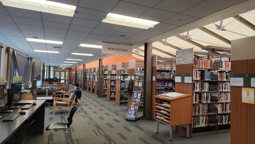 The interior of a library in Cupertino, California, is quiet after the start of summer break on June 3. (Kim Ji-eun/The Hankyoreh)