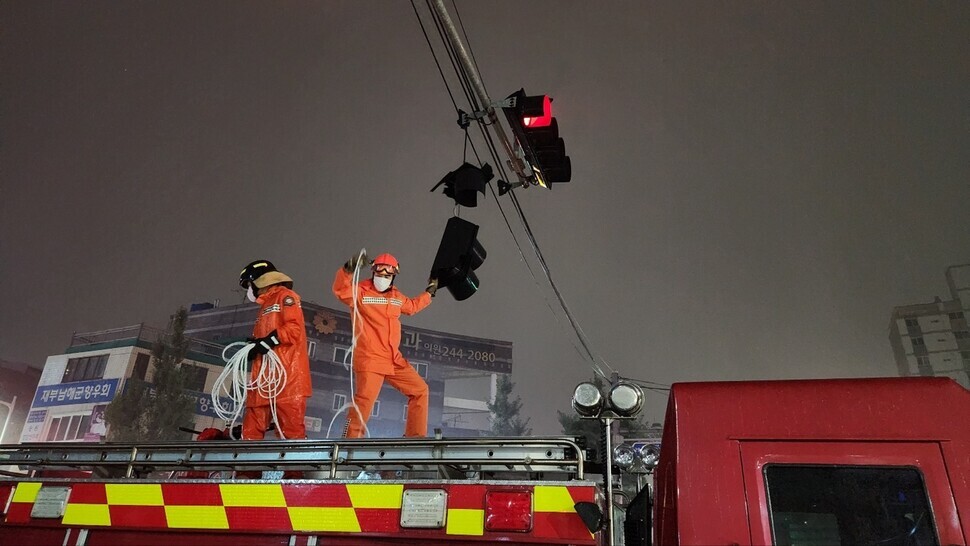 Busan firefighters take safety measures after a traffic light in the coastal city’s Seo District was damaged in Typhoon Hinnamnor on Sept. 6. (courtesy Busan Fire and Disaster Headquarters)