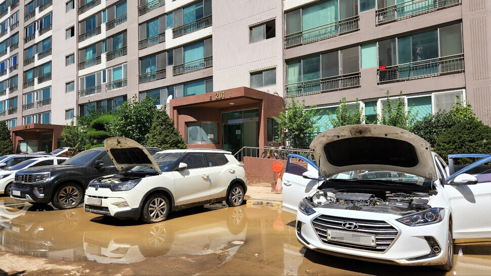 Residents at an apartment complex in Pohang air out cars that were trapped in typhoon flood waters on Sept. 7. (Kim Gyu-hyun/The Hankyoreh)