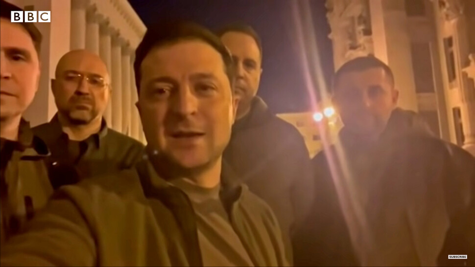 개전 직후 우크라이나 키이우 밤거리에서 결사항전을 선언하는 모습. 비비시(BBC) 유튜브 화면 갈무리