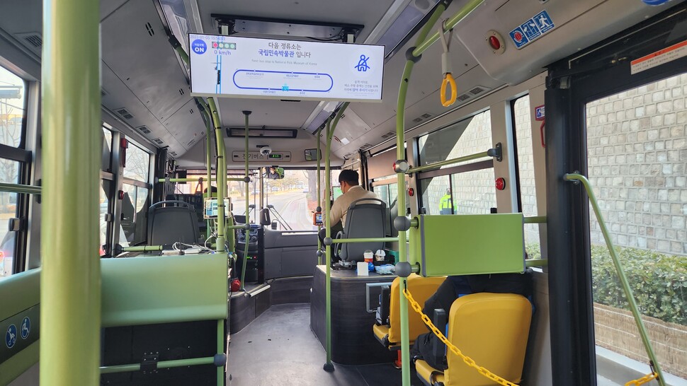 자율주행버스 내부 모습으로, 안전사고에 대비해 운전기사와 컴퓨터 프로그램을 살피는 오퍼레이터 1명이 앉아 있다.