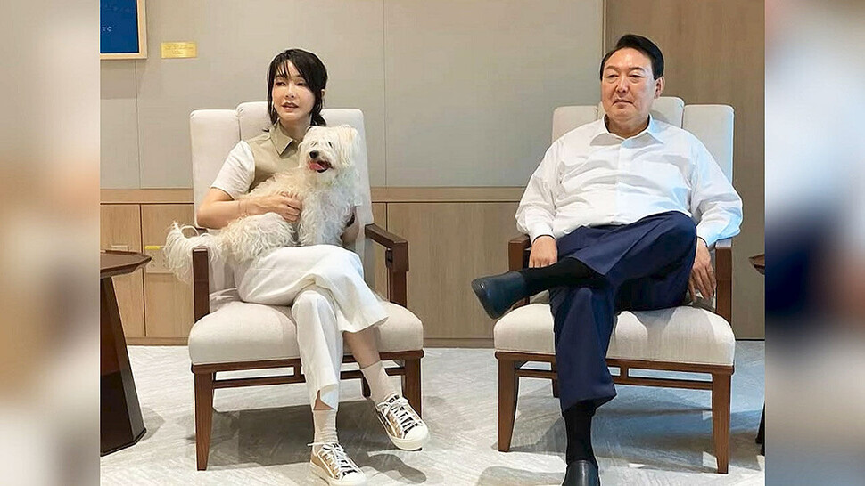 First lady Kim Keon-hee and President Yoon Suk-yeol sit side by side in the Yongsan presidential office on May 28, 2022. (screen capture from Kim Keon-hee fan page)
