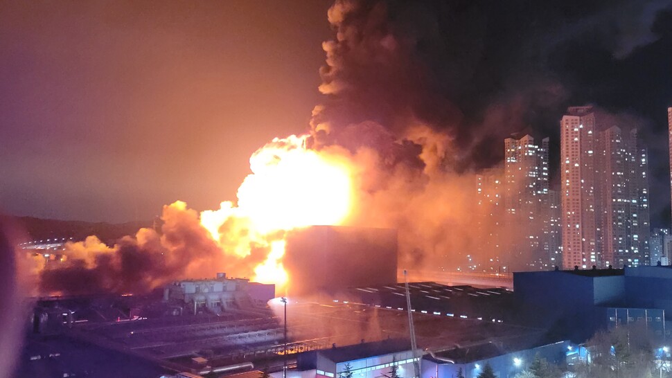 12일 오후 대전 대덕구 한국타이어 공장에서 난 화재로 발생한 연기와 화염이 하늘로 치솟고 있다. 소방당국은 이날 오후 10시 34분을 기해 대응 2단계를 발령, 현재 화재 진압 중이다. 대전/연합뉴스