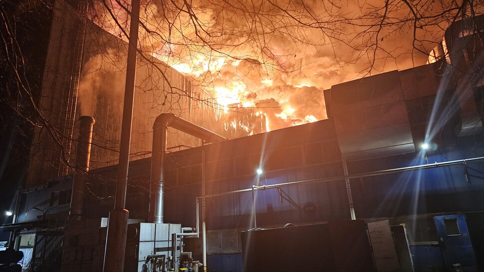 12일 오후 10시 9분께 대전시 대덕구 목상동 한국타이어 공장에서 불이 났다. "공장 내부 기계에서 불이 났다"는 신고를 받고 출동한 소방당국은 오후 10시 34분께 대응 2단계를 발령하고 진화작업을 벌이고 있다. 독자 제공/연합뉴스