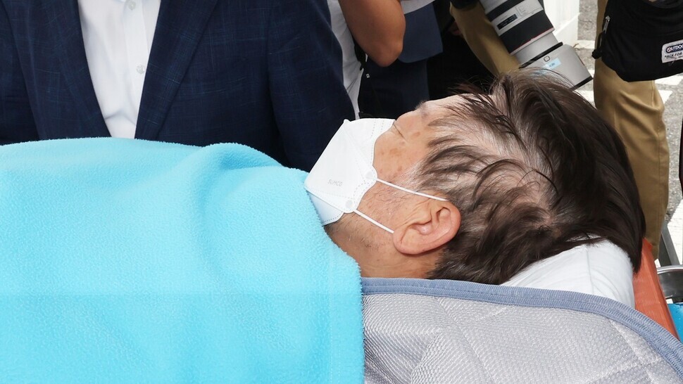 Lee Jae-myung, the leader of Korea’s main opposition Democratic Party, is lifted into an ambulance on Sept. 18 to be transferred to Green Hospital in Seoul’s Jungnang District after receiving emergency medical attention at the Catholic University of Korea Yeouido St. Mary’s Hospital. (Yonhap)