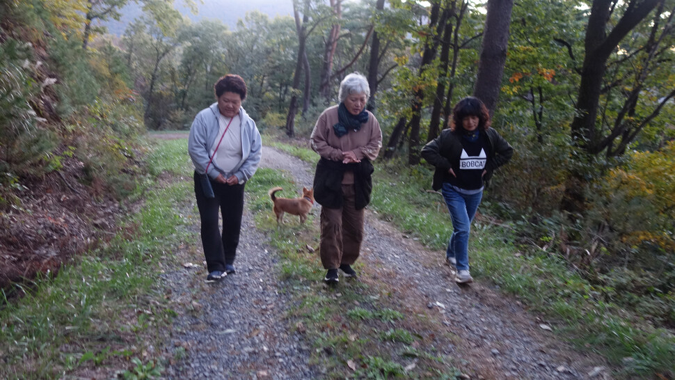 아침 6시에 산을 오르는 박현이(왼쪽 끝)씨와 유영순(가운데)씨.