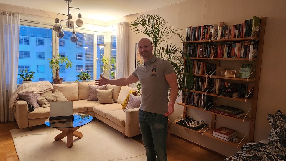 Jamie Bush, que vive solteiro em Estocolmo, oferece seu estúdio.  Repórter Son Ji Min