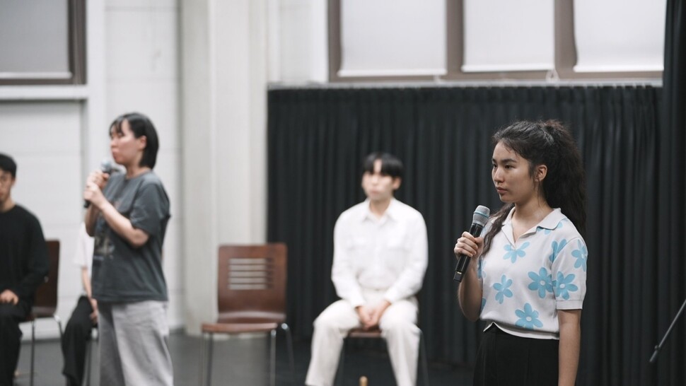 학생 배우들이 연극 ‘가자 모놀로그’ 공연을 준비하는 모습. 청강문화산업대학 제공