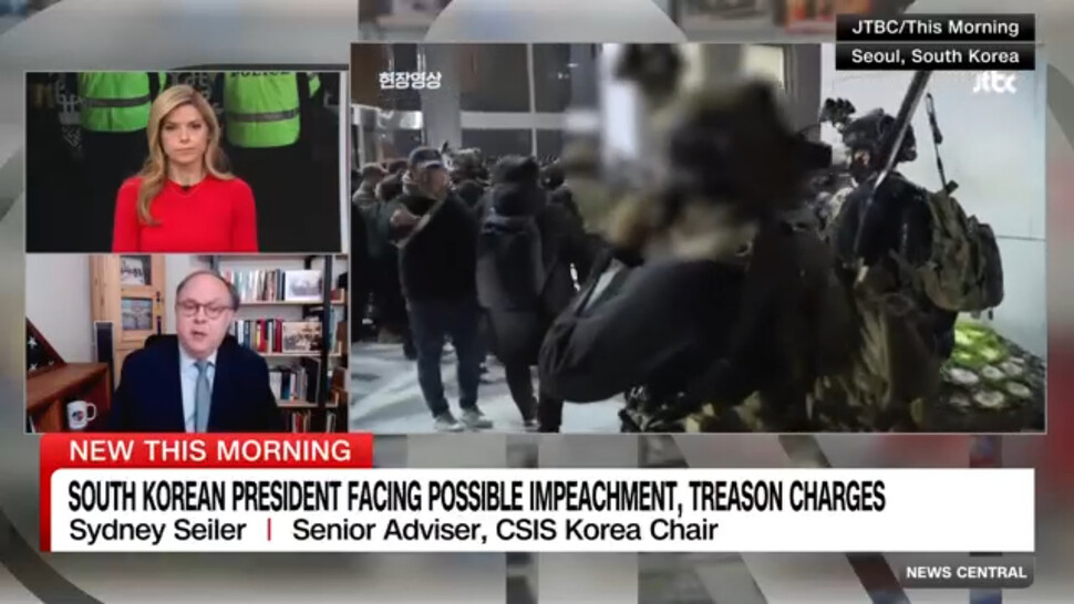 미국 시엔엔(CNN) 방송이 12월3일 밤 윤석열 대통령의 비상계엄 선포와 관련한 생방송을 하고 있다. CNN 방송 화면 갈무리