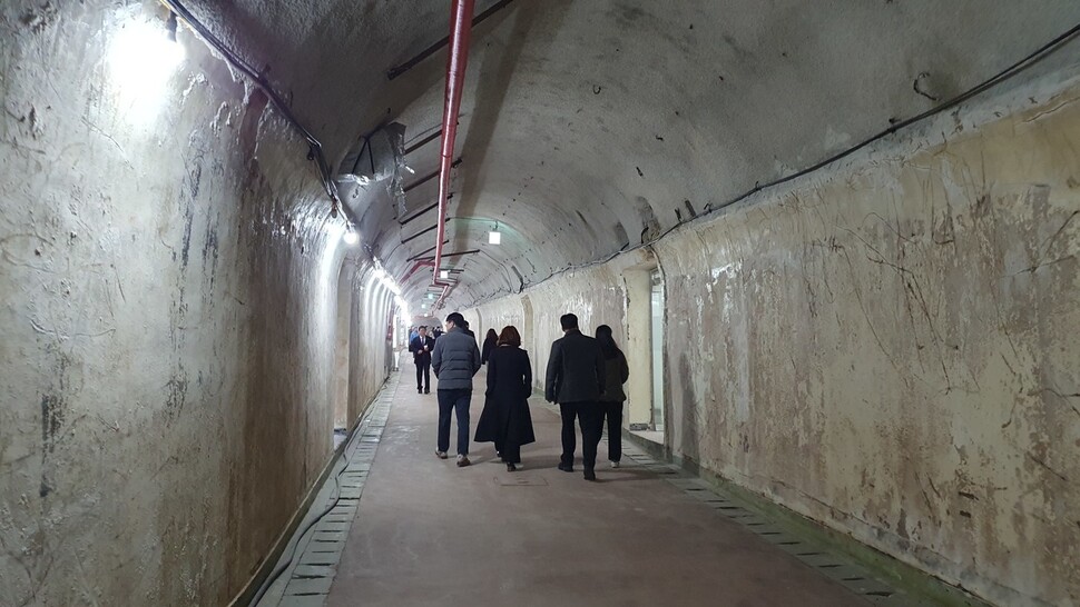 충북도청 공무원, 시민 등이 2023년 11월20일 50년 만에 일반에 개방된 당산터널 지하벙커를 둘러보고 있다. 오윤주 기자
