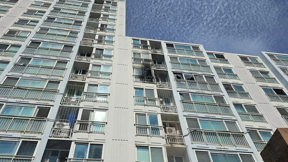 “하늘도 무심하지”…화재로 자매 숨진 아파트 현장