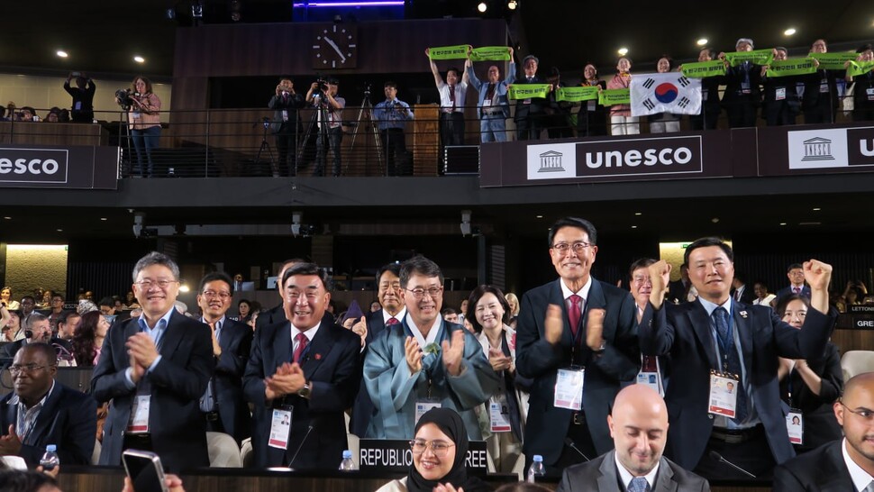 12일 오전(현지시간) 프랑스 파리 유네스코 세계유산위원회 회의에서 `반구천 암각화'의 세계 유산 등재가 결정된 직후 최응천 국가유산청장(가운데 한복입은 사람)과 김두겸 울산시장(최 청장 왼쪽) 등 한국 대표단 관계자들이 박수를 치며 기뻐하고 있다. 국가유산청 제공