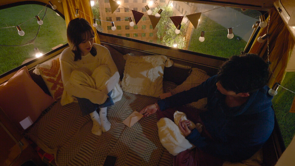 ‘모태솔로지만 연애는 하고 싶어’는 기존의 연애 예능 프로그램과는 다른 관점으로 모태솔로를 바라보며 그들의 성장을 조명한다. 넷플릭스 제공