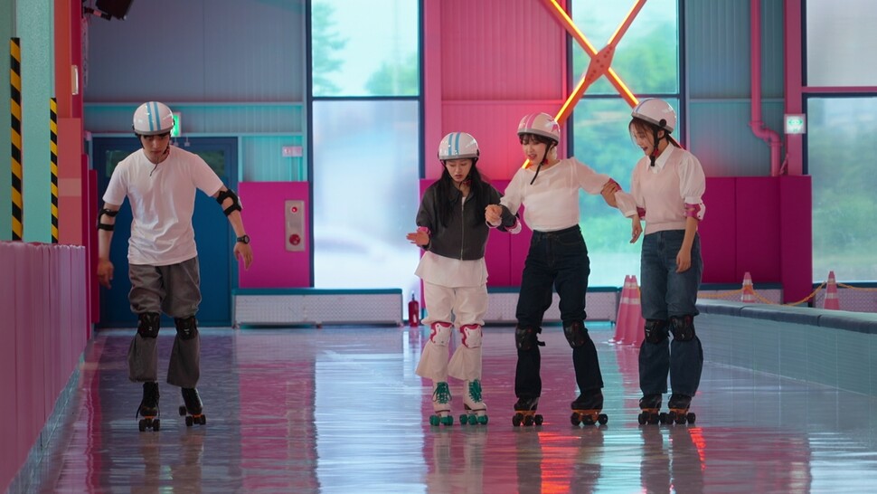 연애 예능 프로그램 ‘모태솔로지만 연애는 하고 싶어’에서 연애를 해본 적 없는 출연자들. 재윤(맨 왼쪽)은 호감 가는 이성이 옆에 있지만 홀로 열심히 롤러스케이트만 탔다. 넷플릭스 제공