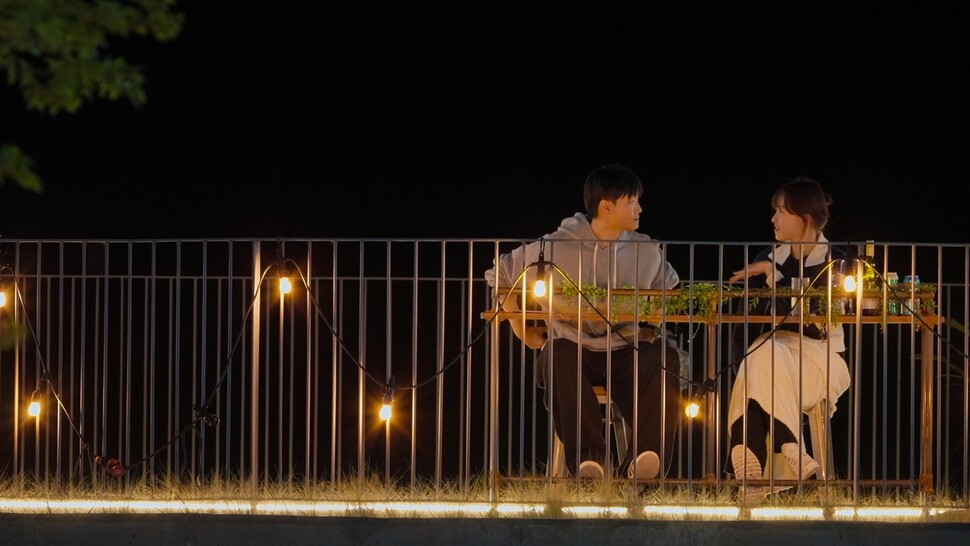 ‘모태솔로지만 연애는 하고 싶어’에도 아쉬운 지점은 있다. ‘1박2일 데이트’를 꼭 해야 했는지 비판적 의문이 남는다. 넷플릭스 제공