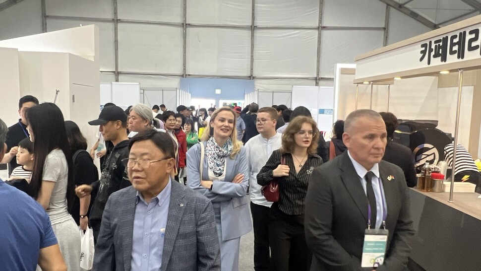 2025 제천국제한방천연물산업엑스포가 개막하는 날에 국내외 관람객이 한방, 약초, 천연물 관련 제품 등을 둘러보고 있다. 2025 제천국제한방천연물산업엑스포 조직위원회 제공